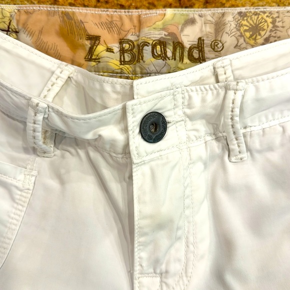 Z-BRAND WOMENS WHITE COTTON KNEE LENGTH SHORTS WITH STITCH DETAILING IN SIZE 28 - Picture 2 of 13